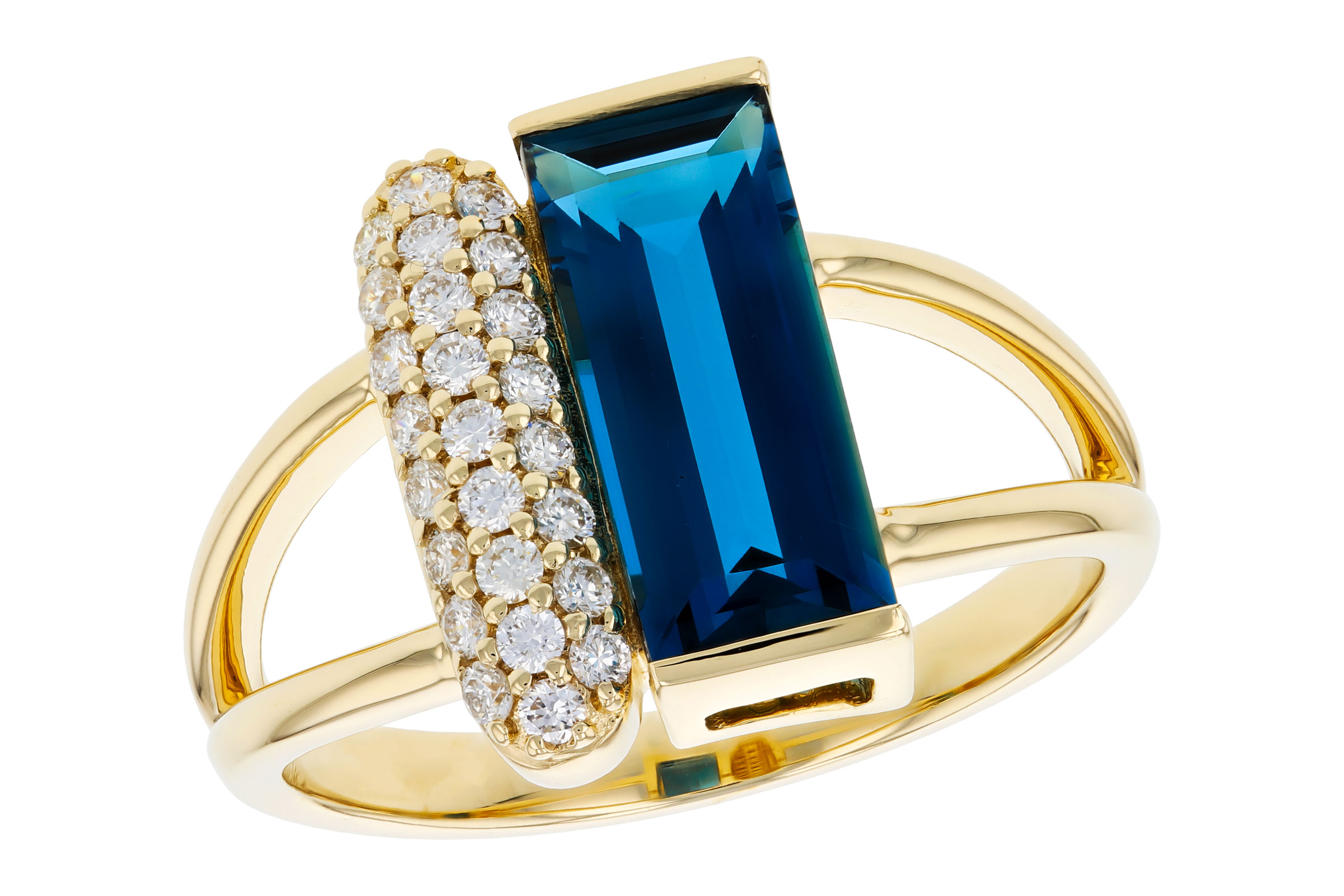 F321-56480: LDS RG 2.67 LONDON BLUE TOPAZ 2.92 TGW (12x5MM BT)